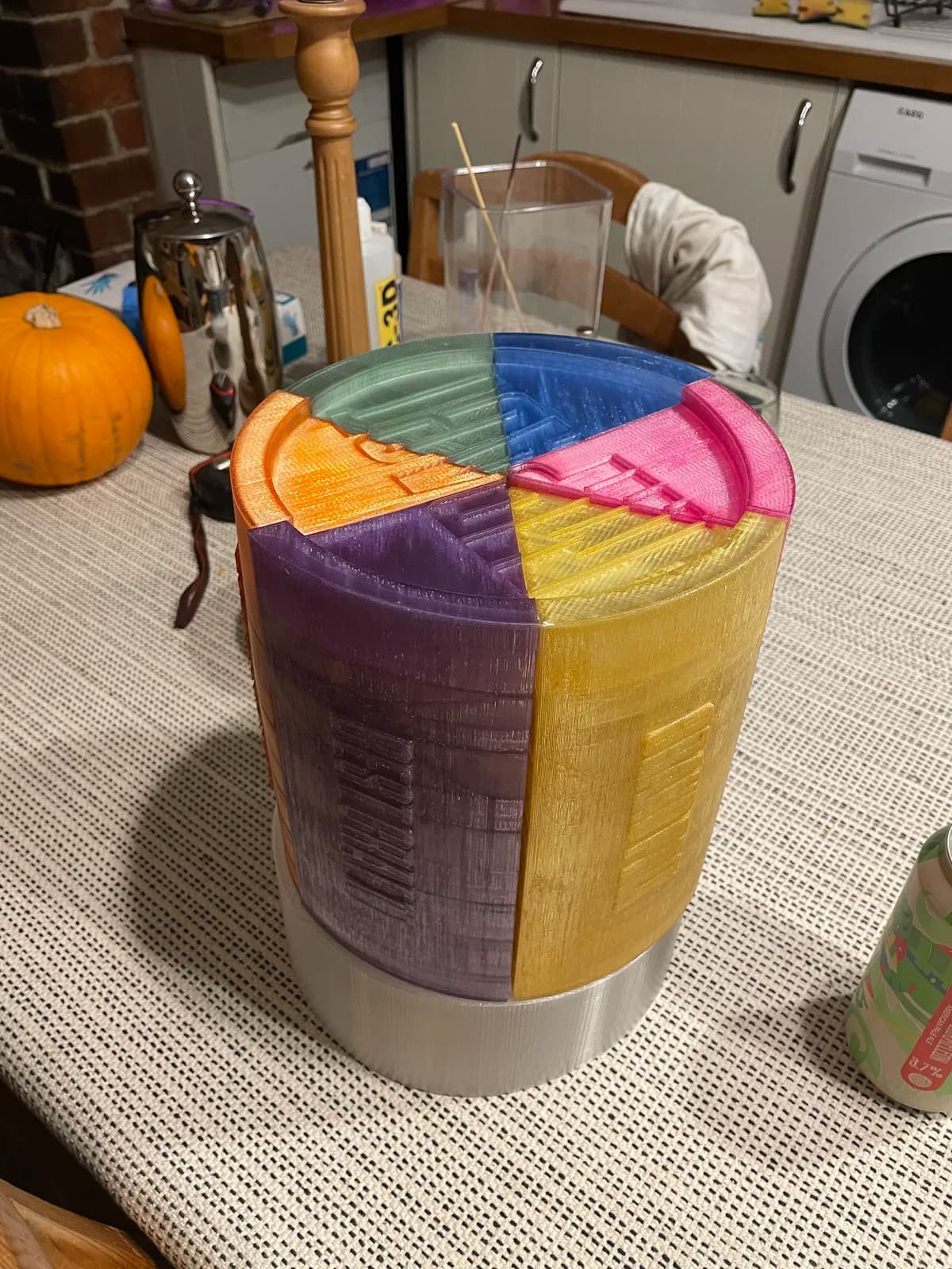 Assembled cylindrical prop with a multicoloured segmented top
